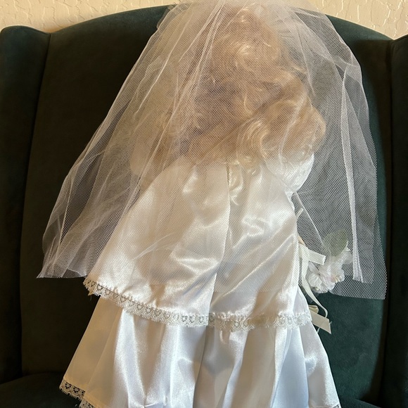 👀 HUGE SALE! VINTAGE PORCELAIN BRIDE DOLL WITH STAND VEIL, BOUQUET/TIE SHOES - Picture 4 of 11